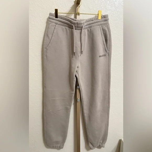 Hollister Men’s Relaxed Fleece Graphic Joggers – Tan - Picture 2 of 6